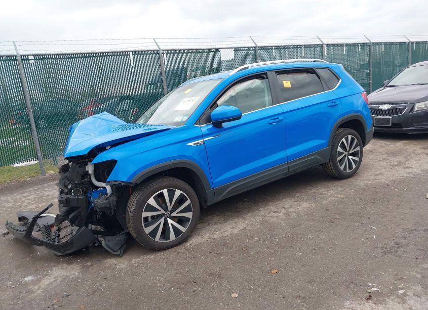 Photo 2 of 2022 Volkswagen Taos 1.5T SE (VIN 3VVLX7B27NM038198)