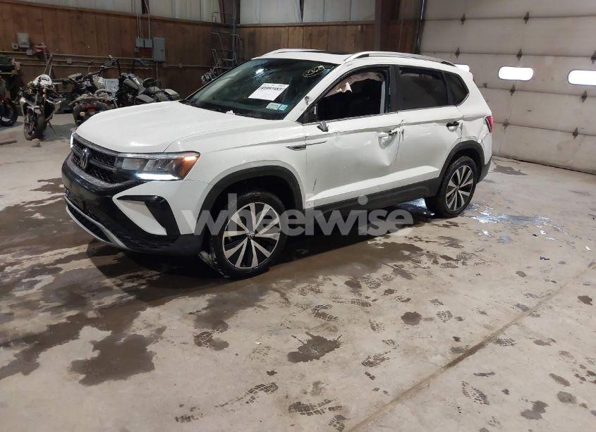 Photo 2 of 2022 Volkswagen Taos 1.5T SE (VIN 3VVLX7B29NM021449)