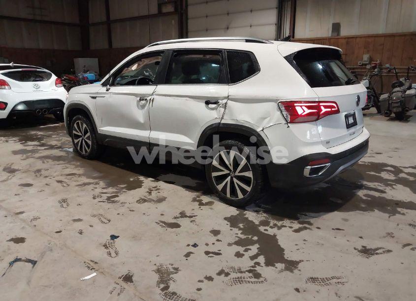 Photo 3 of 2022 Volkswagen Taos 1.5T SE (VIN 3VVLX7B29NM021449)