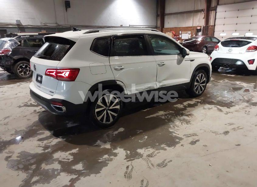 Photo 4 of 2022 Volkswagen Taos 1.5T SE (VIN 3VVLX7B29NM021449)