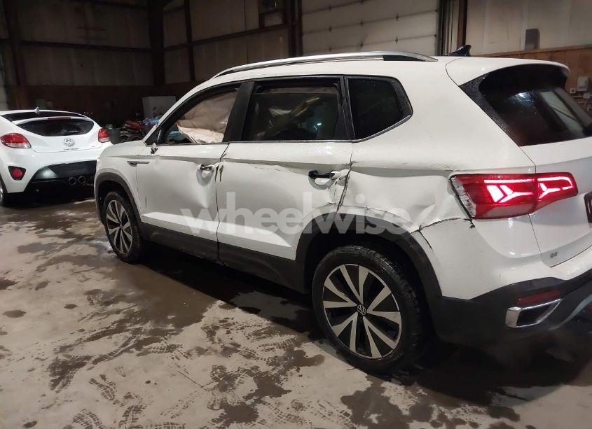 Photo 6 of 2022 Volkswagen Taos 1.5T SE (VIN 3VVLX7B29NM021449)