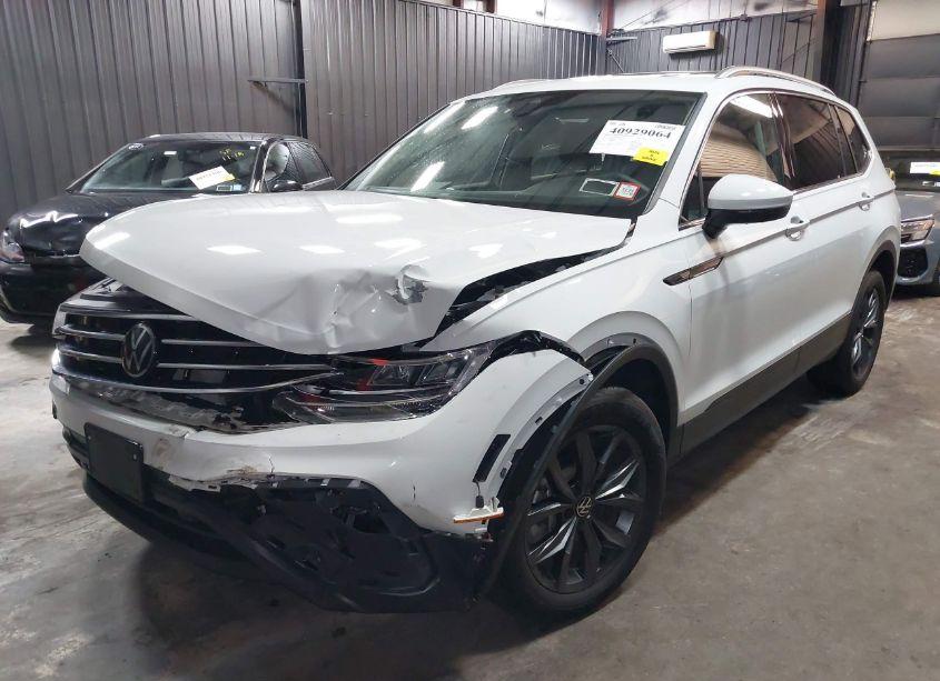 Photo 2 of 2024 Volkswagen Tiguan 2.0T SE/WOLFSBURG EDITION (VIN 3VVMB7AX0RM026819)