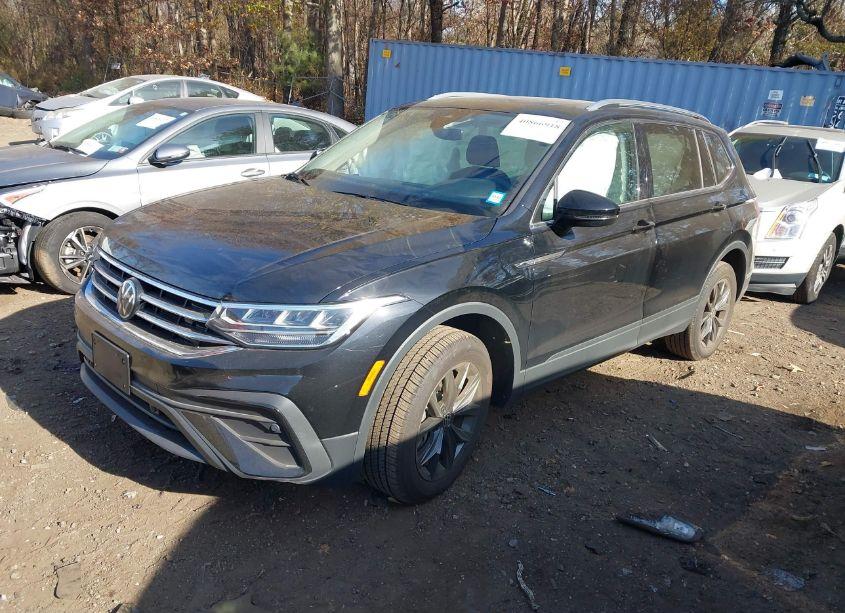 Photo 2 of 2024 Volkswagen Tiguan 2.0T SE/WOLFSBURG EDITION (VIN 3VVMB7AX1RM090867)