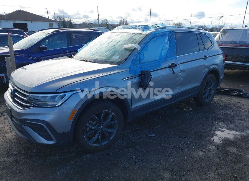 Photo 2 of 2024 Volkswagen Tiguan 2.0T SE/WOLFSBURG EDITION (VIN 3VVMB7AX5RM015041)