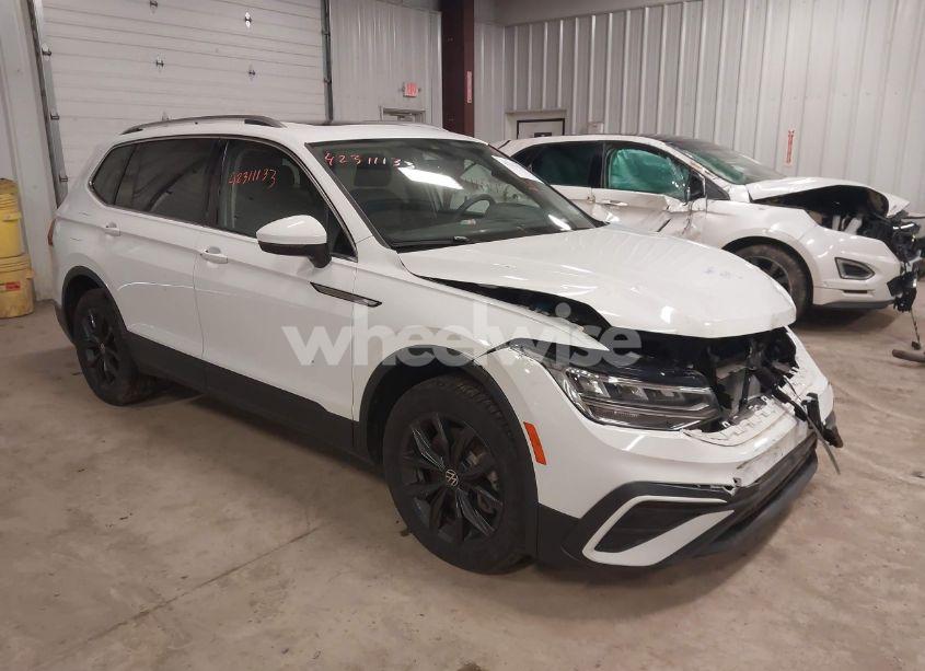 2024 Volkswagen Tiguan 2.0T SE/2.0T WOLFSBURG EDITION (VIN 3VVMB7AX6RM135219) main photo