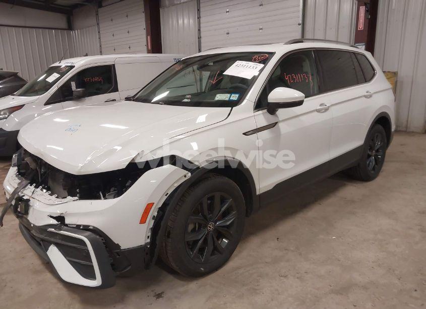 Photo 2 of 2024 Volkswagen Tiguan 2.0T SE/2.0T WOLFSBURG EDITION (VIN 3VVMB7AX6RM135219)