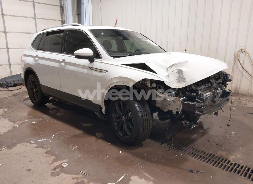 2024 Volkswagen Tiguan 2.0T SE/WOLFSBURG EDITION (VIN 3VVMB7AX9RM108094) main photo