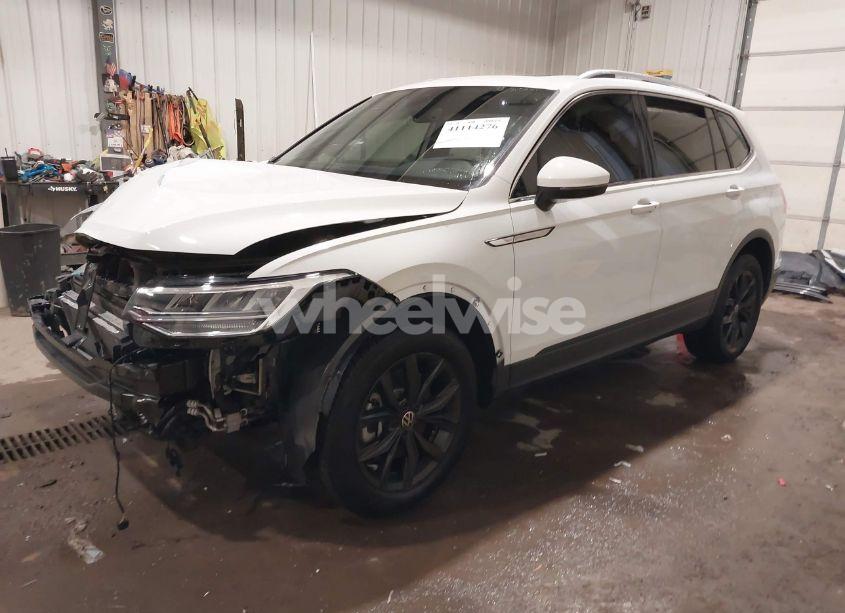 Photo 2 of 2024 Volkswagen Tiguan 2.0T SE/WOLFSBURG EDITION (VIN 3VVMB7AX9RM108094)
