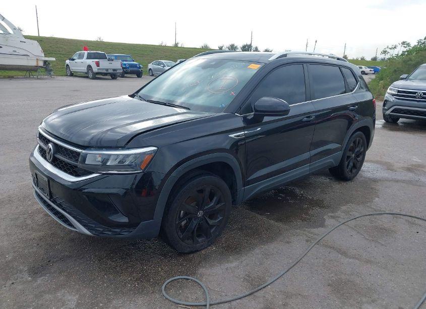 Photo 2 of 2022 Volkswagen Taos 1.5T SE (VIN 3VVPX7B20NM052607)