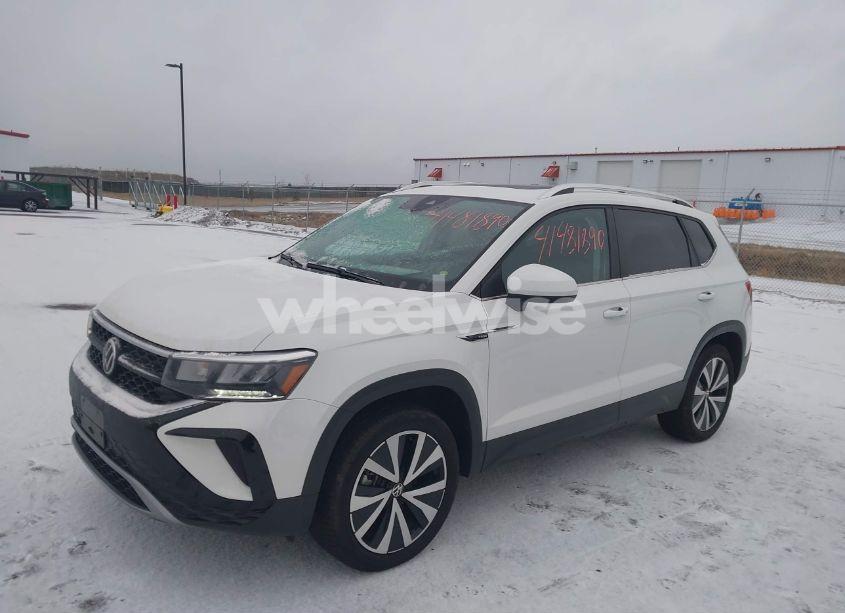 Photo 2 of 2022 Volkswagen Taos 1.5T SE (VIN 3VVPX7B21NM055175)
