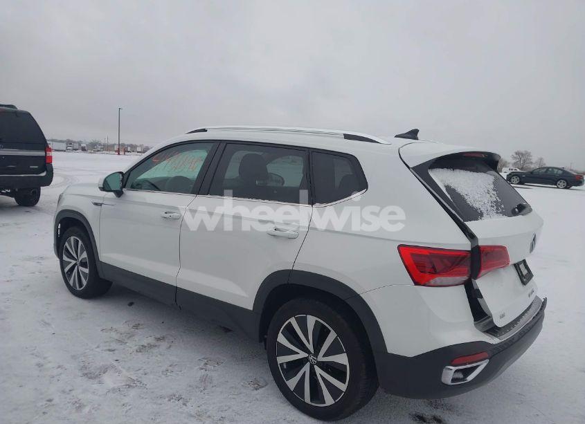 Photo 3 of 2022 Volkswagen Taos 1.5T SE (VIN 3VVPX7B21NM055175)