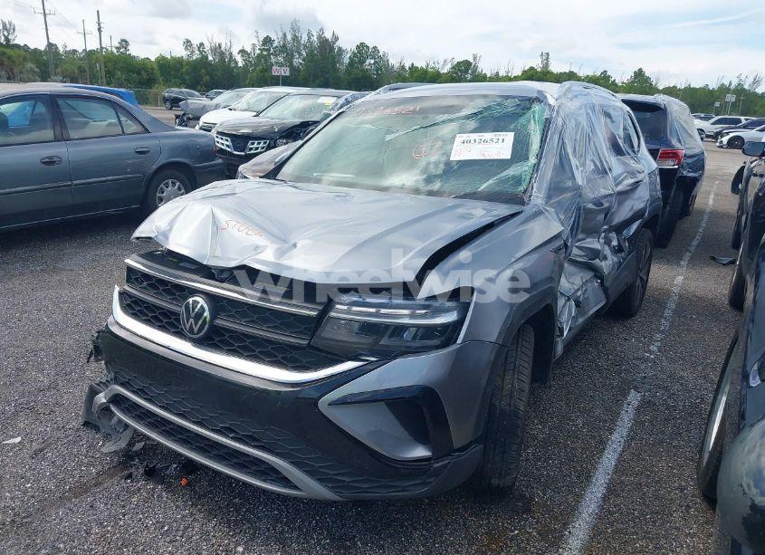 Photo 2 of 2022 Volkswagen Taos 1.5T SE (VIN 3VVRX7B22NM027815)