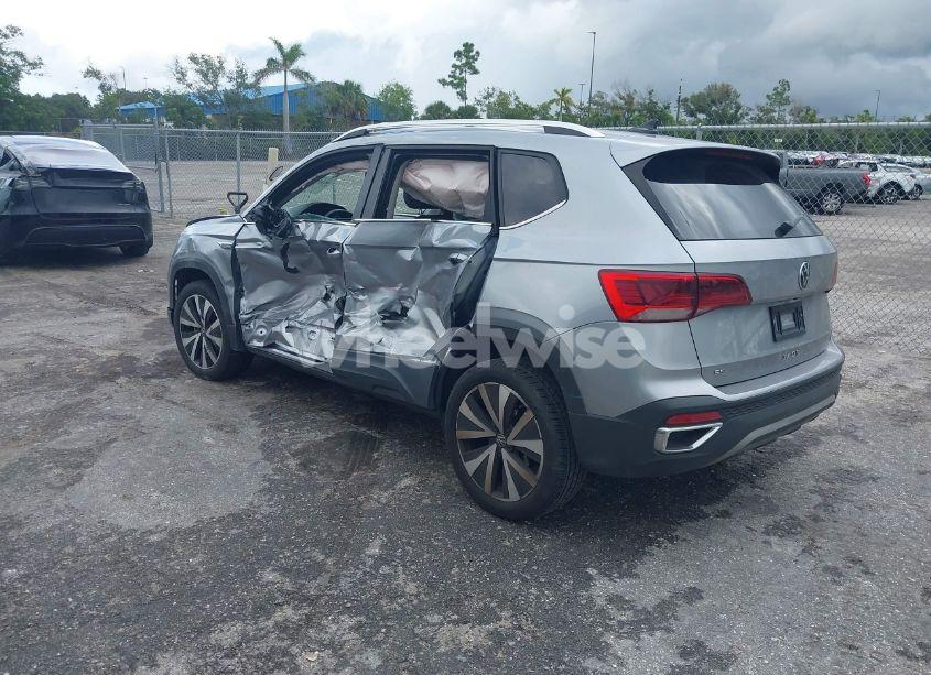 Photo 3 of 2022 Volkswagen Taos 1.5T SE (VIN 3VVRX7B22NM027815)