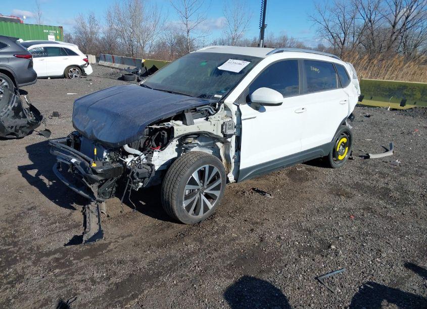 Photo 2 of 2022 Volkswagen Taos 1.5T SE (VIN 3VVRX7B23NM061858)