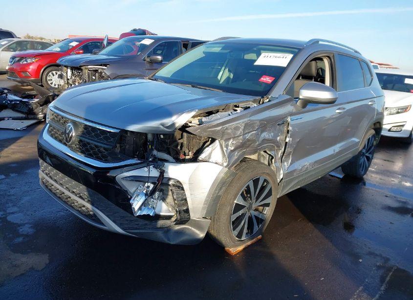 Photo 2 of 2022 Volkswagen Taos 1.5T SE (VIN 3VVRX7B25NM062655)