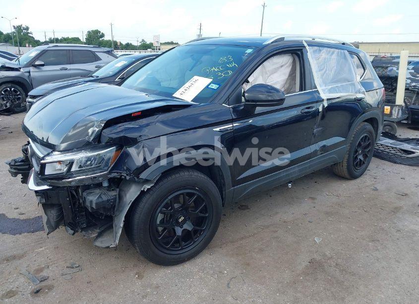 Photo 2 of 2022 Volkswagen Taos 1.5T SE (VIN 3VVRX7B28NM010498)