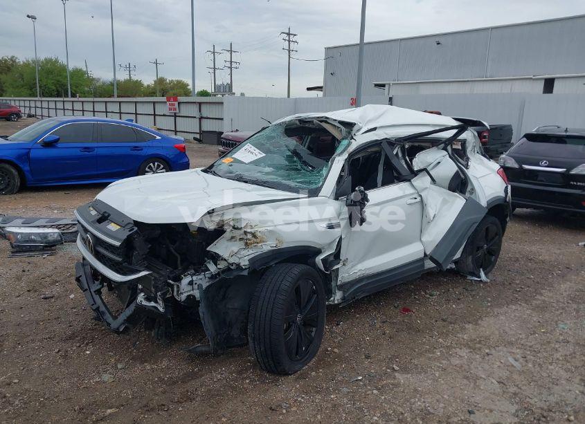 Photo 2 of 2022 Volkswagen Taos 1.5T SE (VIN 3VVRX7B2XNM040425)