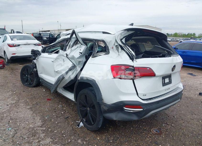 Photo 3 of 2022 Volkswagen Taos 1.5T SE (VIN 3VVRX7B2XNM040425)