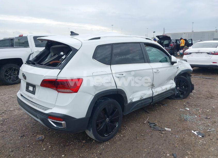 Photo 4 of 2022 Volkswagen Taos 1.5T SE (VIN 3VVRX7B2XNM040425)