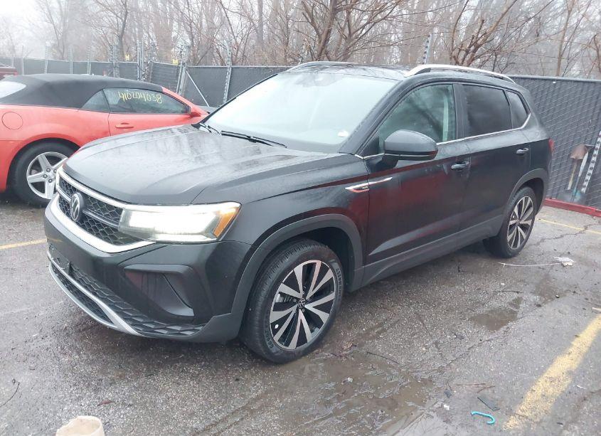 Photo 2 of 2024 Volkswagen Taos 1.5T SE (VIN 3VVSX7B20RM002063)