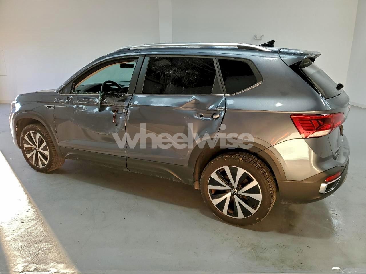 Photo 2 of 2024 VOLKSWAGEN TAOS SE N/A (VIN 3VVSX7B20RM026363)