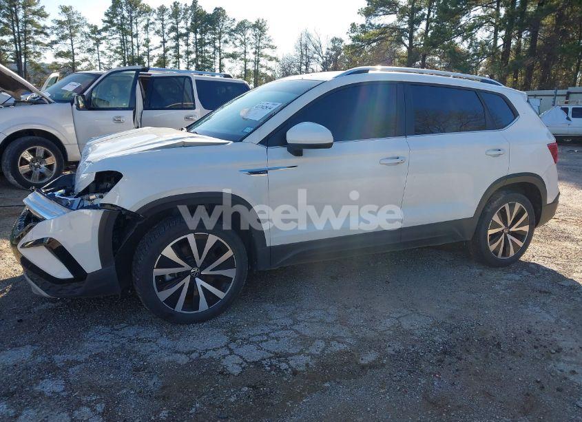 Photo 2 of 2023 Volkswagen Taos 1.5T SE (VIN 3VVSX7B21PM306189)