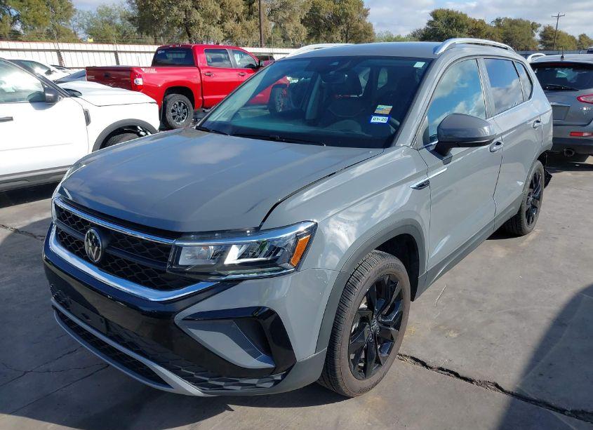 Photo 2 of 2023 Volkswagen Taos 1.5T SE (VIN 3VVSX7B22PM375215)