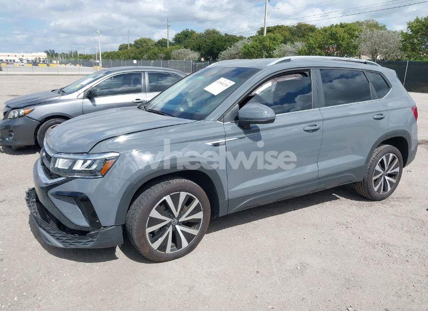 Photo 2 of 2024 Volkswagen Taos 1.5T SE (VIN 3VVSX7B22RM052141)