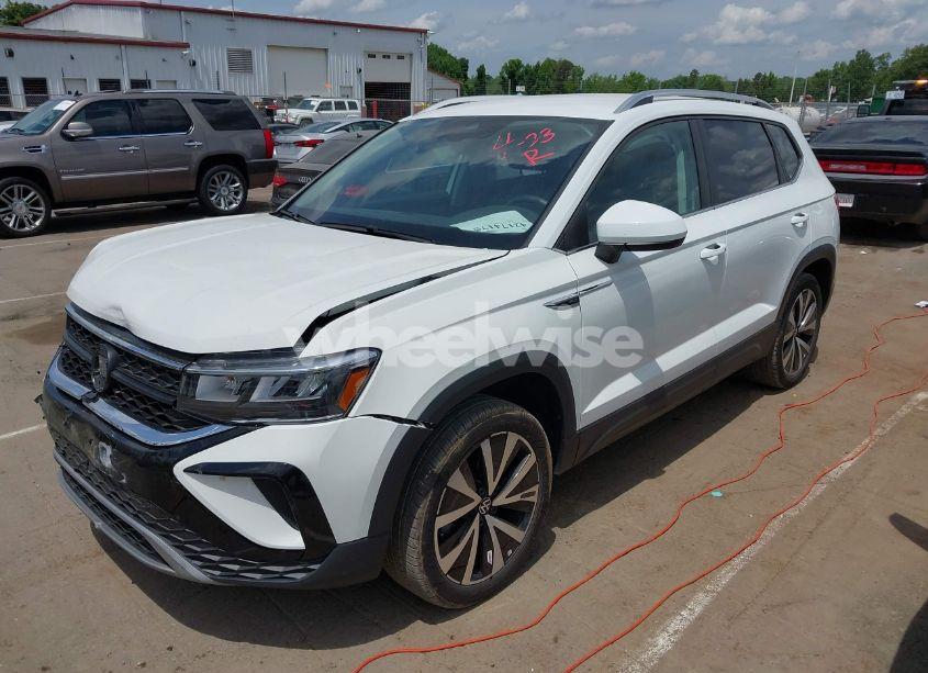 Photo 2 of 2024 Volkswagen Taos SE (VIN 3VVSX7B24RM001126)