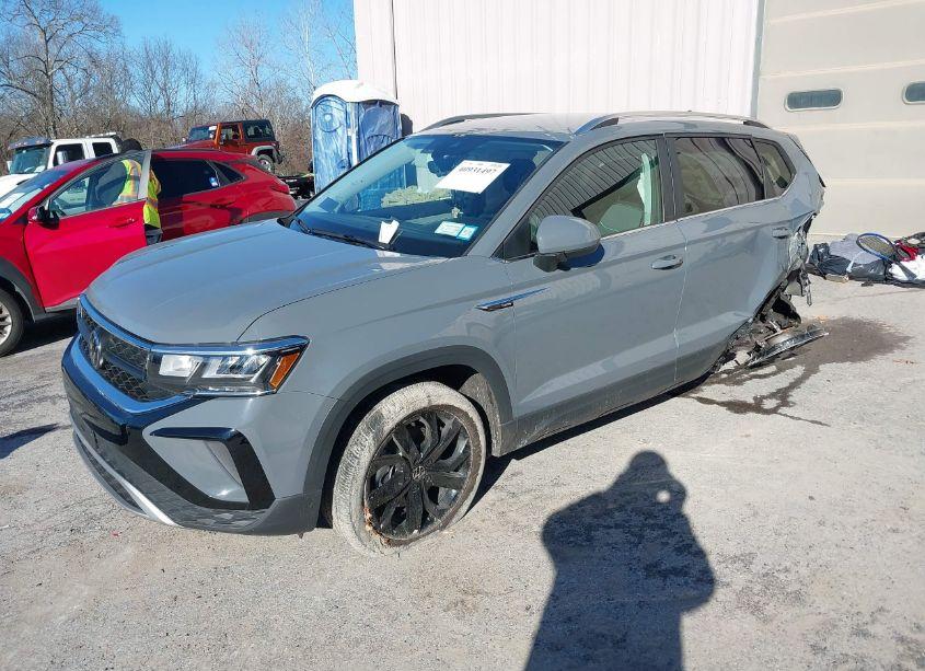 Photo 2 of 2024 Volkswagen Taos 1.5T SE (VIN 3VVSX7B28RM085628)