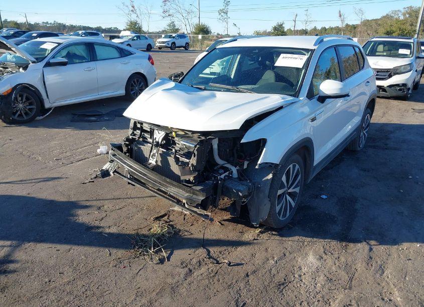 Photo 2 of 2022 Volkswagen Taos 1.5T SE (VIN 3VVSX7B2XNM095703)