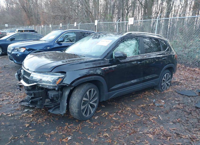 Photo 2 of 2022 Volkswagen Taos 1.5T SE (VIN 3VVTX7B20NM058132)