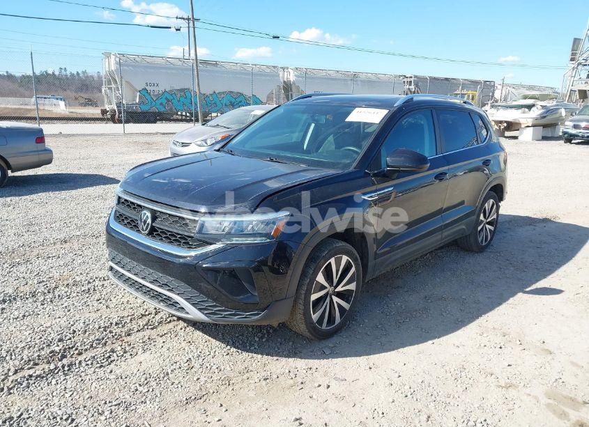 Photo 2 of 2022 Volkswagen Taos 1.5T SE (VIN 3VVTX7B21NM012051)