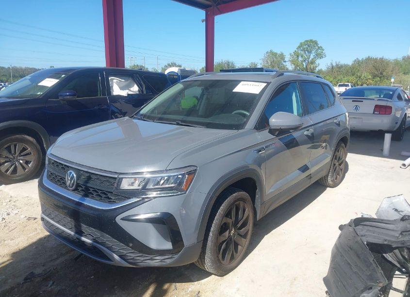 Photo 2 of 2022 Volkswagen Taos 1.5T SE (VIN 3VVTX7B21NM074016)