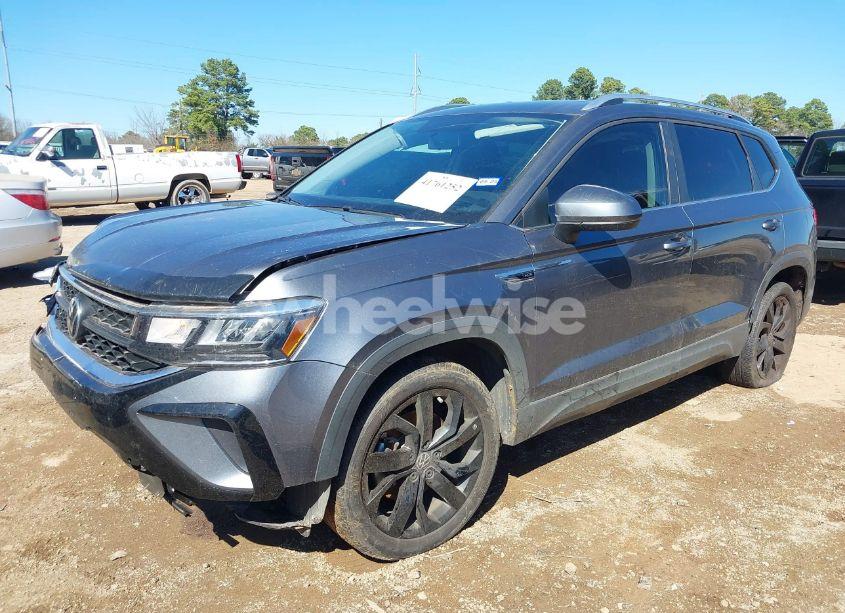 Photo 2 of 2022 Volkswagen Taos 1.5T SE (VIN 3VVTX7B23NM073739)