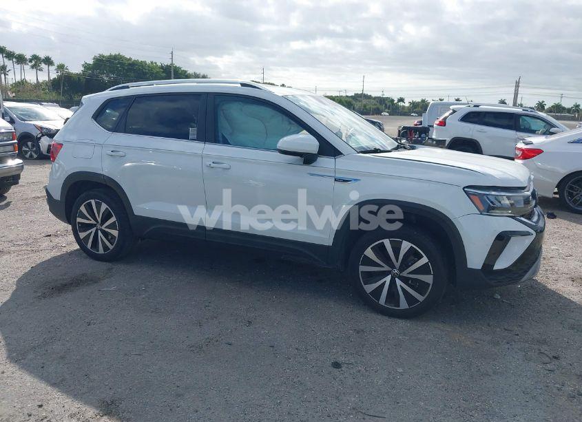 2022 Volkswagen Taos 1.5T SE (VIN 3VVTX7B26NM086209) main photo