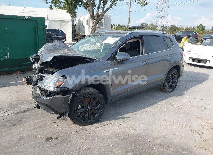 Photo 2 of 2022 Volkswagen Taos 1.5T SE (VIN 3VVTX7B27NM009252)