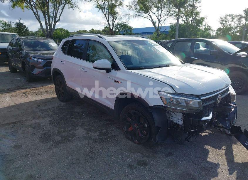 2022 Volkswagen Taos 1.5T SE (VIN 3VVTX7B2XNM025588) main photo