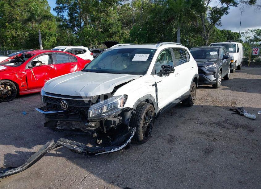Photo 2 of 2022 Volkswagen Taos 1.5T SE (VIN 3VVTX7B2XNM025588)