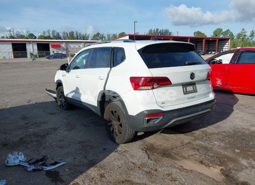 Photo 3 of 2022 Volkswagen Taos 1.5T SE (VIN 3VVTX7B2XNM025588)
