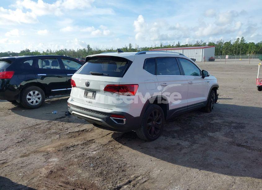 Photo 4 of 2022 Volkswagen Taos 1.5T SE (VIN 3VVTX7B2XNM025588)