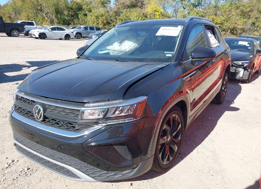 Photo 2 of 2022 Volkswagen Taos 1.5T SE (VIN 3VVTX7B2XNM070787)