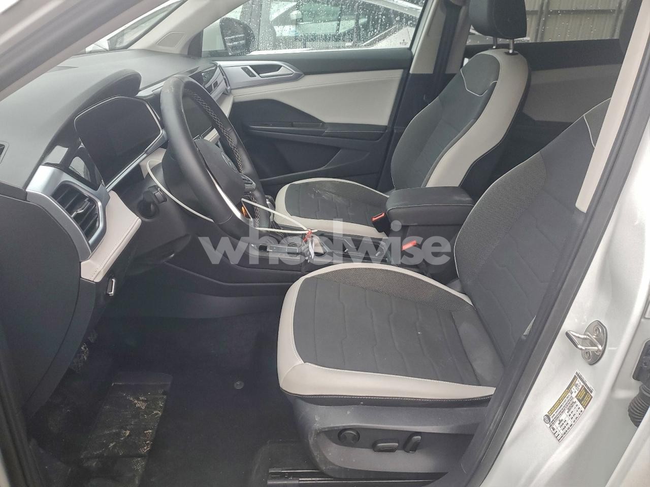 Photo 7 of 2025 VOLKSWAGEN TAOS SE N/A (VIN 3VVUC7B21SM030660)