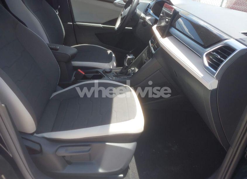 Photo 5 of 2025 Volkswagen Taos 1.5T SE (VIN 3VVUC7B21SM044655)