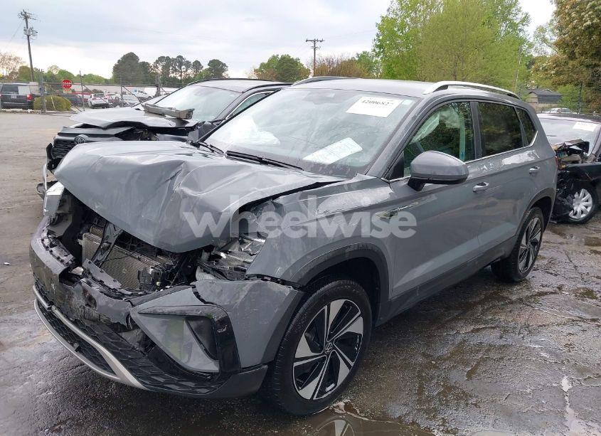 Photo 2 of 2024 Volkswagen Taos 1.5T SE (VIN 3VVUX7B21RM020435)