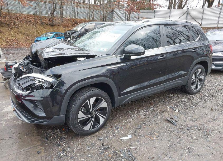 Photo 2 of 2024 Volkswagen Taos 1.5T SE (VIN 3VVUX7B24RM038833)