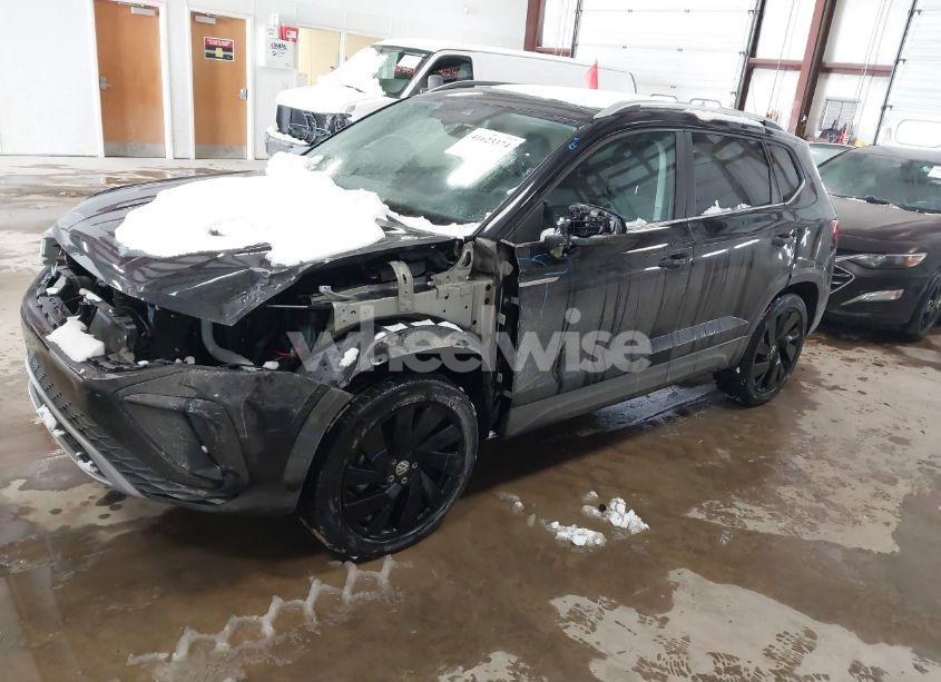 Photo 2 of 2024 Volkswagen Taos 1.5T SE (VIN 3VVUX7B24RM044079)