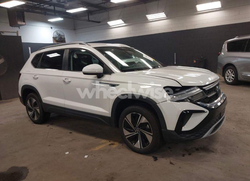 2024 Volkswagen Taos 1.5T SE (VIN 3VVUX7B25RM013259) main photo