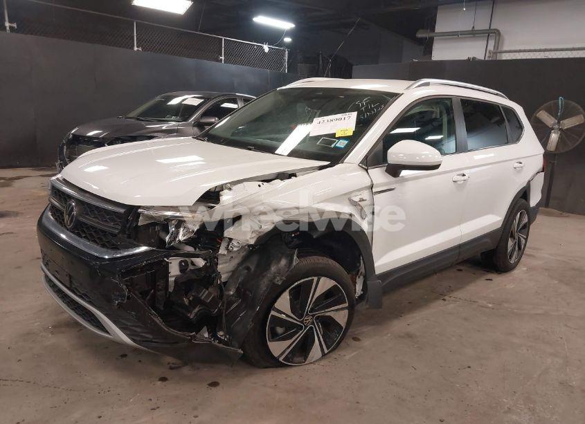 Photo 2 of 2024 Volkswagen Taos 1.5T SE (VIN 3VVUX7B25RM013259)