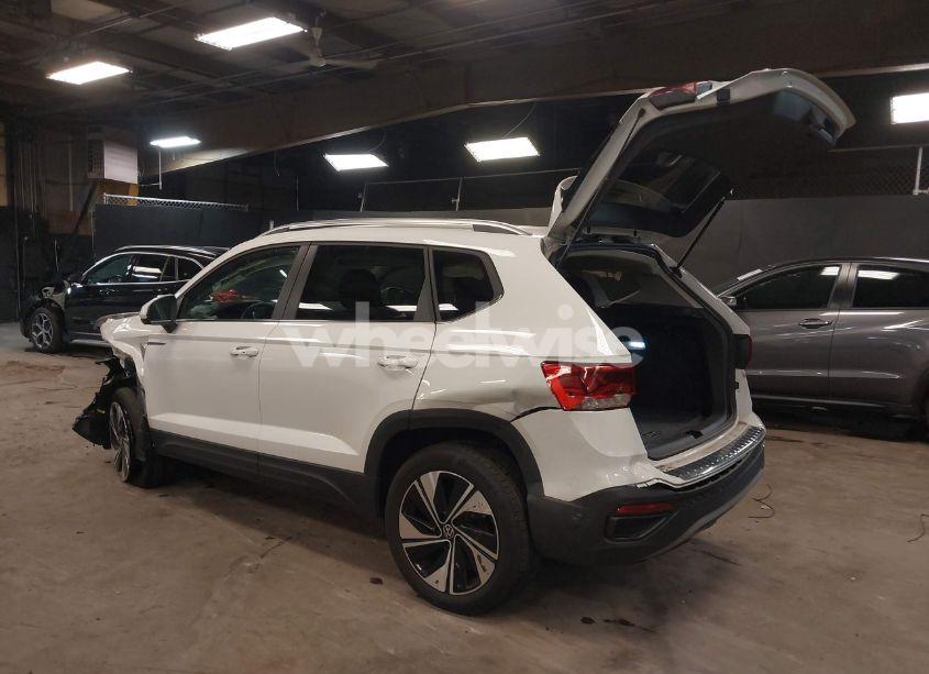 Photo 3 of 2024 Volkswagen Taos 1.5T SE (VIN 3VVUX7B25RM013259)